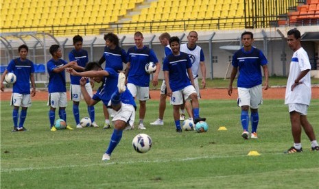 Pemain Pelita Bandung Raya (PBR) melakukan latihan jelang laga lanjutan Liga Super Indonesia 2013. 