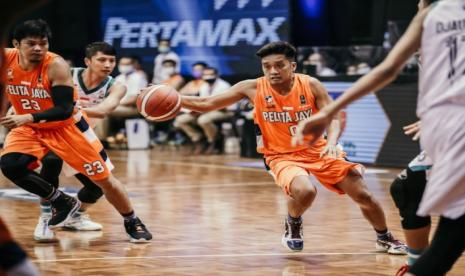 Pemain Pelita Jaya Bakrie Respati Ragil Pamungkas membawa bola saat melawan Pacfic Caesar di IBL 2021.