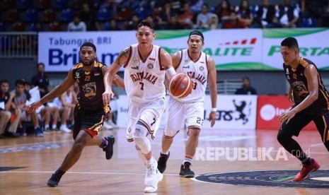 Pemain Pelita Jaya Jakarta Daniel Wenas membawa bola,  menusuk pertahanan Satya Wacana Salatiga.  Dalam lanjutan IBL  Pertalite 2017/2018 seri 4 Jakarta.  Kamis 4/1 di Britama Arena Kelapa Gading, Pelita Jaya menang 92-60 atas Satya Wacana Salatiga.  Wenas mencetak double-double  18poin 11reboun 7assist. 