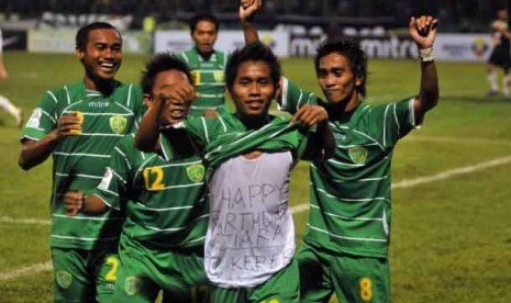 Pemain Persebaya Andik Vermansyah merayakan gol bersama rekan