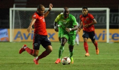 Pemain Persebaya berebut bola dengan Pelita Bandung Raya (PBR), Nova Arianto (kiri).