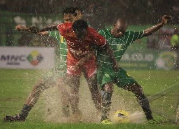 Pemain Persebaya (hijau) melakoni laga Liga Prima Indonesia lawan Semen Padang di Surabaya, Jawa Timur, Ahad (11/12). 