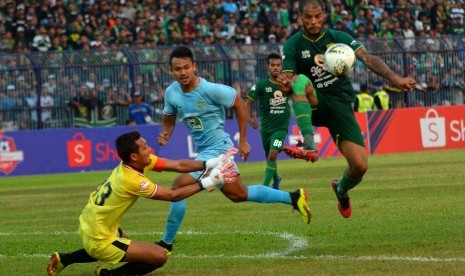 Pemain Persebaya Surabaya, David Aparecido Da Silva (kanan) berusaha melewati kiper Persela, Dwi Kuswanto (kanan) dan Arif Satria (tengah) dalam pertandingan Liga 1 2019 di Stadion Surajaya Lamongan, Jawa Timur, Rabu (23/10/2019).