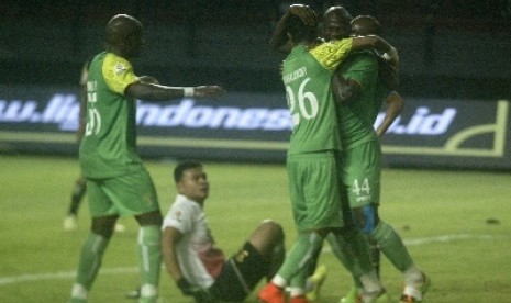 Pemain Persebaya Surabaya melakukan selebrasi.