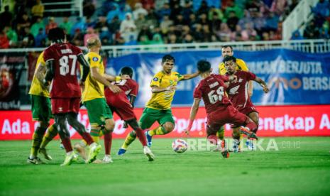 Pemain Persebaya Surabaya Rizky Dwi berusaha melepaskan tendangan ke gawang PSM Makassar dalam pertandingan BRI Liga 1 di Stadion B. J. Habibie, Jumat (7/3/2025) malam.