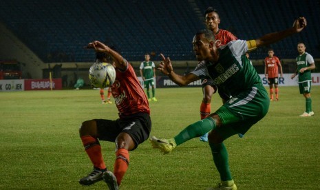 Pemain Persebaya Surabaya Ruben Sanadi (kanan) berebut bola dengan pesepak bola Perseru Serui Irvan Febrianto pada pertandingan Grup A Piala Presiden 2019.