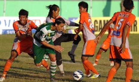 Pemain Persebo Bondowoso, Risky Koestyawan (tengah) dihadang pesepakbola Perseta Tulungagung, Waskito Sujarwoko (kiri).