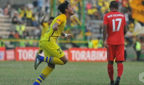 Pemain Persegres Gresik United Arsyad Yusgiantoro merayakan gol ke gawang Semen Padang.