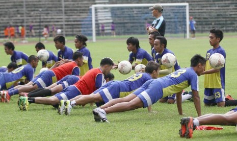 Pemain Persegres Gresik United melakukan latihan perdana di Stadion Petrokimia, Gresik Jawa Timur, Rabu (11/3). Pasca liburan seusai ujicoba luar kota, pemantapan fisik terus dilakukan menjelang bergulirnya Indonesia Super League April mendatang.