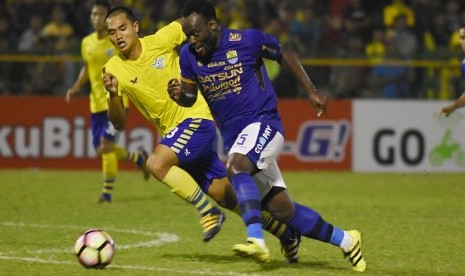 Pemain Persegres Gresik United Mohammad Choirul Rifan (kiri) berusaha menutup pergerakan gelandang Persib Bandung Michael Essien (kanan) dalam lanjutan pertandingan Liga 1 di Stadion Petrokimia, Gresik, Jawa Timur, Rabu (3/5).