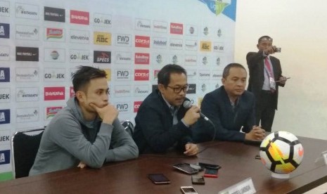 Pemain Persela Lamongan, Agung Pribadi (kiri) dan pelatih Persela, Aji Santoso (tengah) di Gelora Bandung Lautan Api, Bandung, Senin (16/7). 