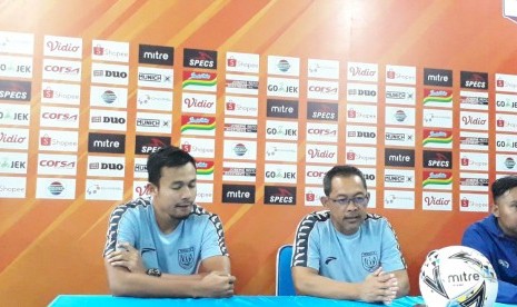 Pemain Persela Lamongan, Arif Satria (dari kiri) dan Pelatih Aji Santoso memberikan keterangan pers terkait pertandingan melawan Arema FC di Kantor Arema, Malang, Ahad (26/5).