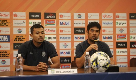 Pemain Persela Lamongan, Arif Satria (kiri) dan pelatih Persela, Nil Maizar (kanan) di Graha Persib, Jalan Sulanjana, Kota Bandung, Senin (2/12). 