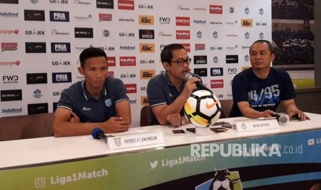 Pemain Persela Lamongan, Eki Taufik dan Pelatih Persela, Aji Santoso di Graha Persib, Bandung, Ahad (15/7).