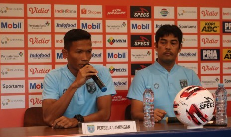 Pemain Persela Lamongan, Eky Taufik, dan pelatih Persela, Nil Maizar, di Graha Persib, Jalan Sulanjana, Kota Bandung, Sabtu (29/2). 