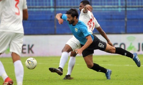 Pemain Persela Lamongan Nomor punggung 10 Jose Augusto Sardon berebut bola dengan pemain Barito Putera Nomor punggung 47 Donny Harold Monim saat laga penyisihan Grup E Piala Presiden antara Persela Lamongan melawan Barito Putera di Stadion Kanjuruhan Malang, Jawa Timur, Rabu (13/3/2019)