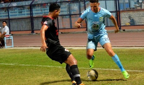 Pemain Persela Lamongan Rafael Gomes De Oliviera (kanan) berusaha melewati adangan pemain Kalteng Putra dalam pertandingan lanjutan Liga 1 2019 di Stadion Surajaya Lamongan, Jawa Timur, Kamis (11/7)