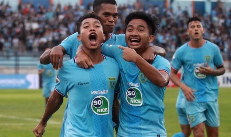 Pemain Persela Lamongan Sugeng Efendi (kiri) melakukan selebrasi bersama rekannya Hambali (kedua kanan) usai mencetak gol ke gawang PSM Makassar pada lanjutan Liga 1 2019 di Stadion Gelora Surajaya, Lamongan, Jawa Timur, Sabtu (7/12). Persela mengalahkan PSM 3-1.