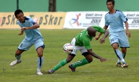 Pemain Persela Lamongan, Suroso (kiri) berebut bola dengan pemain Emmanuel 'Pacho' Kenmogne.