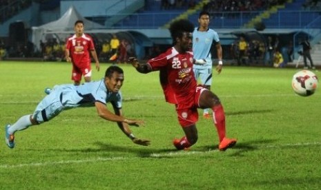 Pemain Persela Rizky Mirzamah (kiri) berusaha mengadang laju pemain Arema Cronus Indonesia Sengbah Kennedy di laga SCM Cup 2015 di Stadion Kanjuruhan, Malang, Selasa (20/1). 