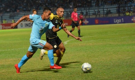 Pemain Persela Sugeng Efendi (kiri) berusaha melewati adangan pemain Barito Putera Rony Esar dalam pertandingan Liga 1 2019 di Stadion Surajaya Lamongan, Jawa Timur, Senin (4/11)