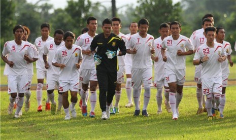  Pemain Persema Malang berlatih di lapangan lanud Abdul Rahman Saleh, Malang, Jawa Timur, guna menghadapi kompetisi Indonesia Premier League (IPL). 