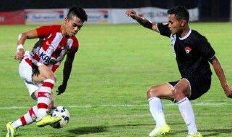 Pemain Persepam Madura Utama, Rossy Soprihanis (kiri) berusaha melewati seorang pemain Kalteng Putra pada laga perempat final Piala Kemerdekaan 2015 di Stadion Gelora Bangkalan, Madura, Sabtu (29/8) malam WIB.