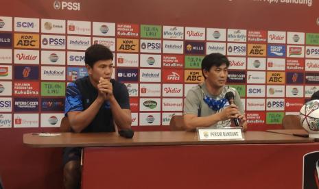 Pemain Persib Achmad Jufriyanto dan pelatih fisik Persib, Yaya Sunarya dalam konferensi jelang laga Piala Presiden di Graha Persib, Kota Bandung, Sabtu (11/6/2022)