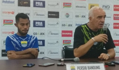 Pemain Persib Bandung, Ardi Idrus (kiri) dan pelatih Persib, Mario Gomez di Gelora Bandung Lautan Api, Bandung, Kamis (31/5).