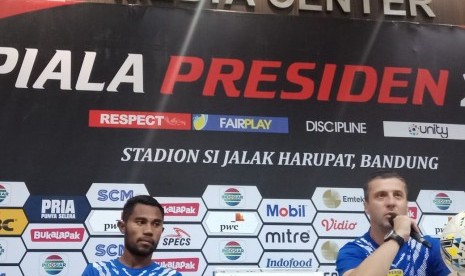 Pemain Persib Bandung Ardi Idrus (kiri) dan pelatih Persib Miljan Radovic (kanan) di Stadion Si Jalak Harupat, Kabupaten Bandung, Selasa (12/3). 