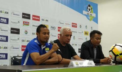 Pemain Persib Bandung Atep (kiri) dan pelatih Persib Mario Gomez (kanan) di GBLA, Kota Bandung, Kamis (13/9)