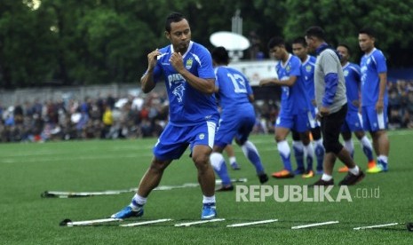 Pemain Persib Bandung Atep melakukan sesi latihan di Lapangan Lodaya, Kota Bandung, Rabu (29/3). 