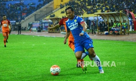   Pemain Persib Bandung, Atep mencoba melewati lawanya dari pemain Pusamania Borneo FC, Zulkifli Syukur pada pertandingan Indonesia Soccer Championship 2016 di Stadion Si Jalak Harupat, Kabupaten Bandung, Rabu (14/12).