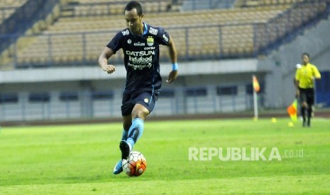 Pemain Persib Bandung Atep mendribble bola ke arah gawang lawan saat melawan Persika Karawang dalam pertandingan uji coba di Stadion Gelora Bandung Lautan Api (GBLA), Kota Bandung, Rabu (5/4).