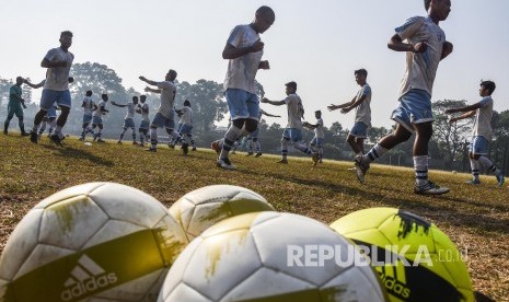 Pemain Persib Bandung B menjalani sesi latihan di Lapangan Pusdikjas, Kota Cimahi, Kamis (27/6). 