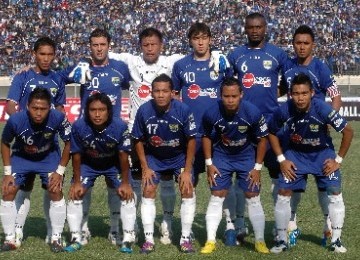 pemain Persib Bandung berfoto bersama pada pertandingan laga perdana Liga Prima Indonesia di Stadion Jalak Harupat, kabupaten Soreang, Jawa Barat, Sabtu (15/10)