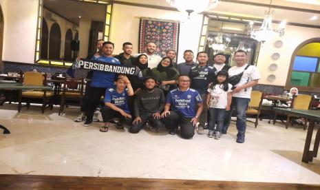 Pemain Persib Bandung berkebangsaan Palestina Mohammed Rashid bersama para penggemarnya saat menggelar munggahan di Bandung, Jumat (1/4/2022).