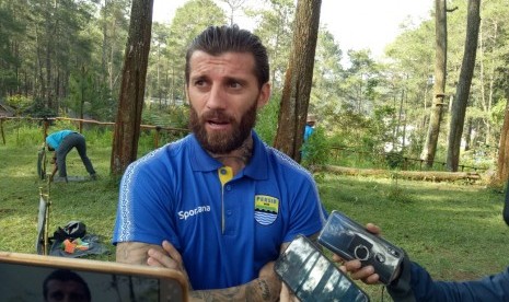 Pemain Persib Bandung, Bojan Malisic di Grafika Cikole, Lembang, Kabupaten Bandung Barat, Senin (13/5).