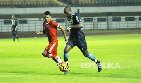 Pemain Persib Bandung Carlton Cole (kanan).