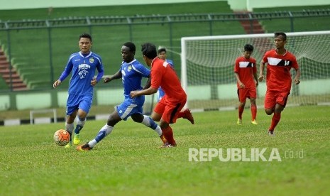 Pemain Persib Bandung Erick Weeks (kiri) berusaha mengecoh pemain Progresif FC dalam suatu laga uji coba di stadion Siliwangi, Kota Bandung, Rabu (25/1).