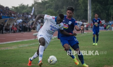 Pemain Persib Bandung Ezechiel Ndouasel (kiri) berebut bola dengan pemain PSIS Semarang Rio Saputro pada pertandingan lanjutan Liga 1 di Stadion Moch. Soebroto, Magelang, Jawa Tengah, Ahad (21/7/2019).