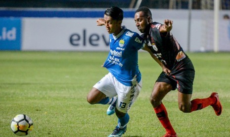 Pemain Persib Bandung, Febri Hariyadi (kiri), berusaha melewati pemain Persipura Jayapura, Atururi saat menjalani laga lanjutan Liga 1 Indonesia di Stadion Gelora Bandung Lautan Api (GBLA), Bandung, Jawa Barat, Sabtu (12/5). 