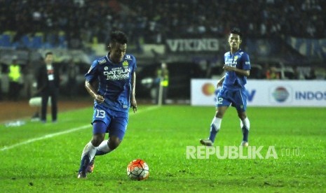  Pemain Persib Bandung Febri Hariyadi membawa bola menuju ke arah gawang lawan Persiba Balikpapan pada pertandingan Piala Presiden 2017 group C di Stadion Jalak Harupat, Kabupaten Bandung, Ahad (12/2). 