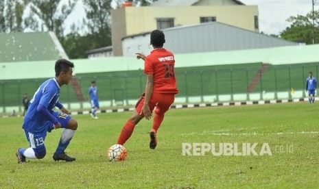 Pemain Persib Bandung Febri Haryadi (kiri) berusaha mengecoh pemain Progresif FC saat pertandingan uji coba di Stadion Siliwangi, Kota Bandung, Rabu (25/1).