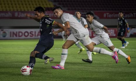 Pemain Persib Bandung Frets Listanto Butuan (kiri) berusaha melewati hadangan dua pemain PSS Sleman Fabiano Rosa Beltrame (kedua kiri) dan Muhammad Bagus Nirwanto (kedua kanan) pada Pertandingan Semifinal Leg ke-2 Piala Menpora di Stadion Manahan, Solo, Jawa Tengah, Senin (19/4/2021). 