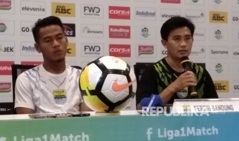 Pelatih fisik Persib, Yaya Sunarya (kanan), di Graha Persib, Jalan Sulanjana, Bandung, Selasa (22/5). 