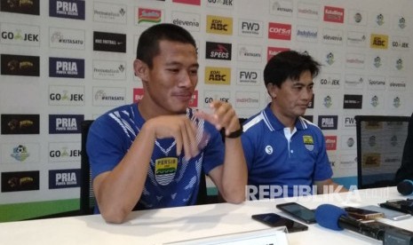 Pemain Persib Bandung Henhen Herdiana (kiri) dan pelatih fisik Persib Yaya Sunarya di Graha Persib, Jalan Sulanjana, Bandung, Rabu (30/5). 