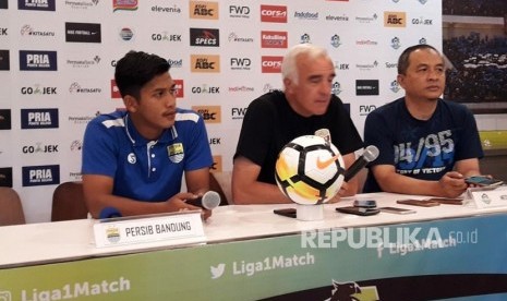 Pemain Persib Bandung, Indra Mustafa dan Pelatih Persib, Mario Gomez di Graha Persib, Jalan Sulanjana, Bandung, Ahad (15/7). 