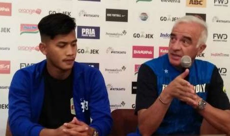 Pemain Persib Bandung, Indra Mustafa (kiri) dan pelatih Persib, Mario Gomez (kanan) di Graha Persib, Bandung, Jumat (3/8).