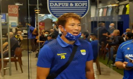 Pemain Persib Bandung, Made Wirawan usai menjalani swab tes di Graha Persib, Jalan Sulanjana, Kota Bandung, Jumat (3/7). 